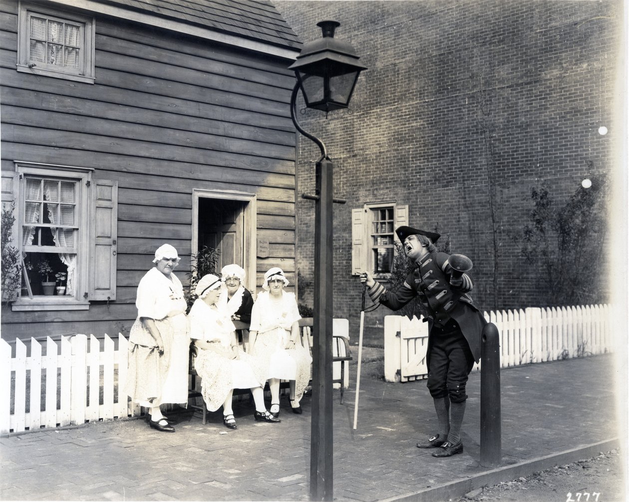Town Crier on the High Street, 1926 (gelatinesølvtryk) af American Photographer