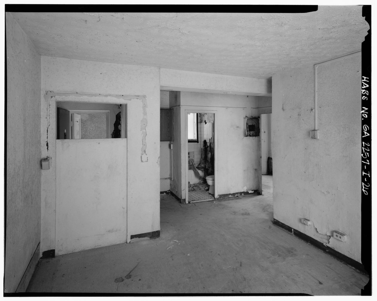 Typisk 2-værelses lejlighed med vasketøjstilslutning i entre. - Techwood Homes, Building No. 6, 465 Techwood Drive & 119-125 Hunnicutt Street, Atlanta, Fulton County, GA af American Photographer
