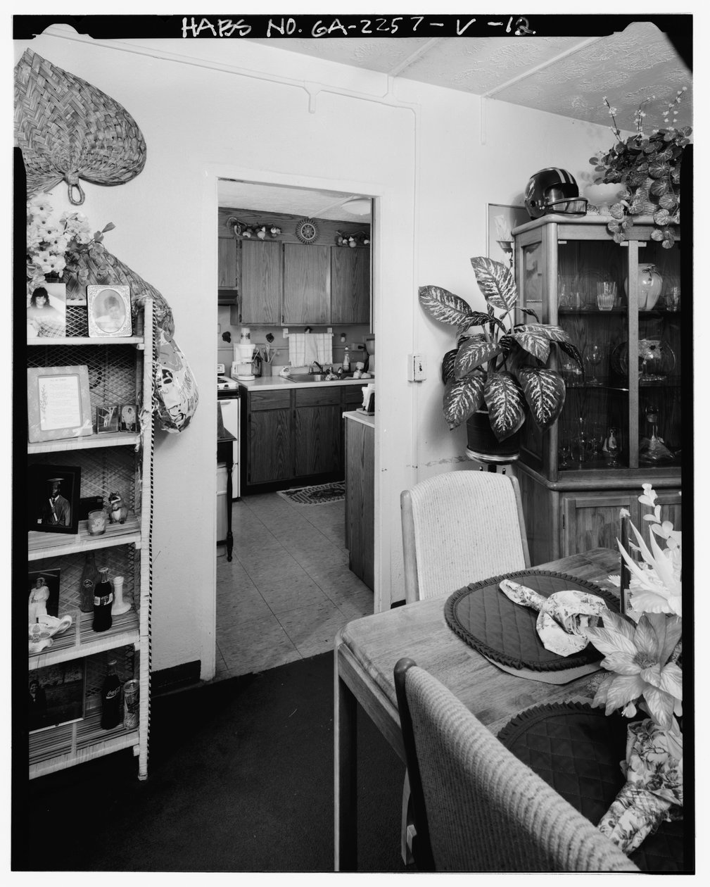 Typisk interiør, spisestue, der fører til køkken. - Techwood Homes, bygning nr. 18 af American Photographer