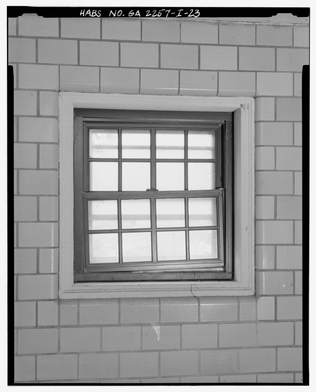Typisk trapperumsvinduesdetalje. - Techwood Homes, Building No. 6, 465 Techwood Drive & 119-125 Hunnicutt Street, Atlanta, Fulton County, GA af American Photographer