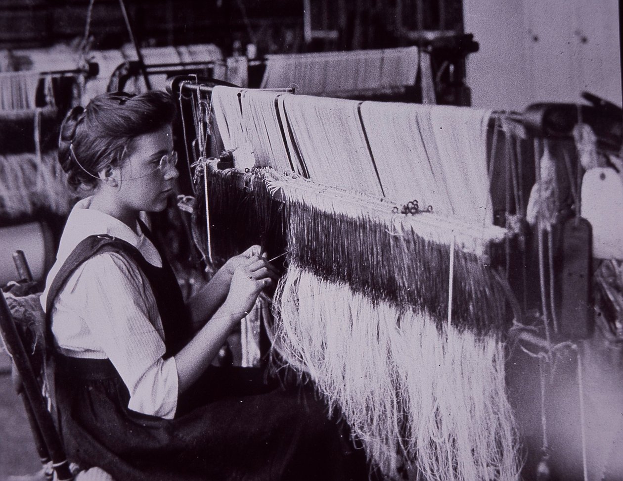 Amerikansk tekstilindustri, tekstilarbejder i en bomuldsspinderi i Massachusetts, ca. 1900 (s/h-foto) af American Photographer