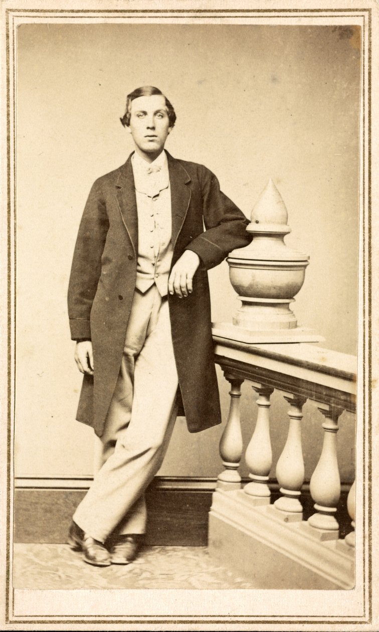 Uidentificeret mand i topfrakke lænet mod søjle, ca. 1860-75 (albumin print) af American Photographer