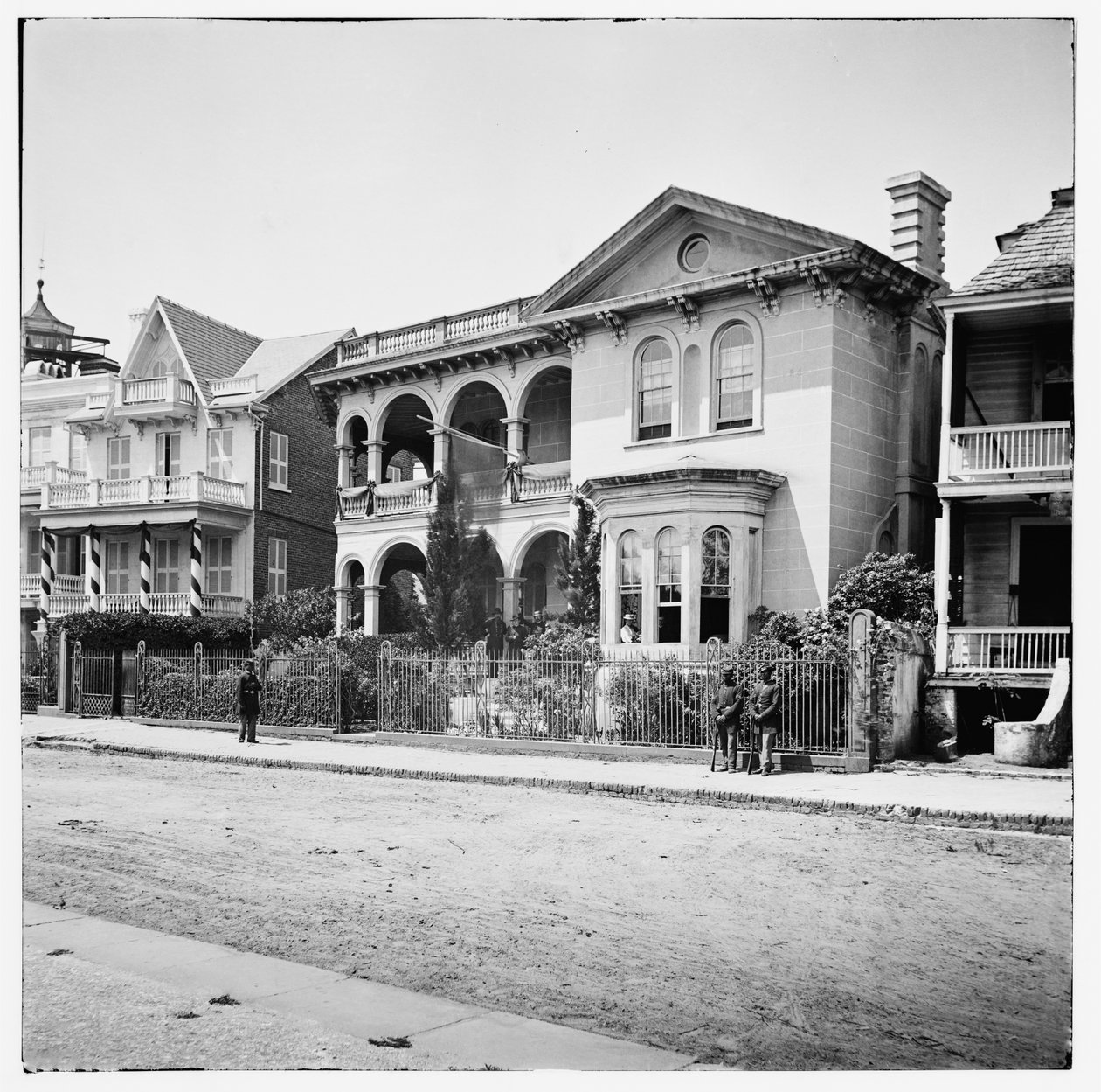 Unionens hovedkvarter på 26 South Battery Street i det besatte Charleston, South Carolina af American Photographer