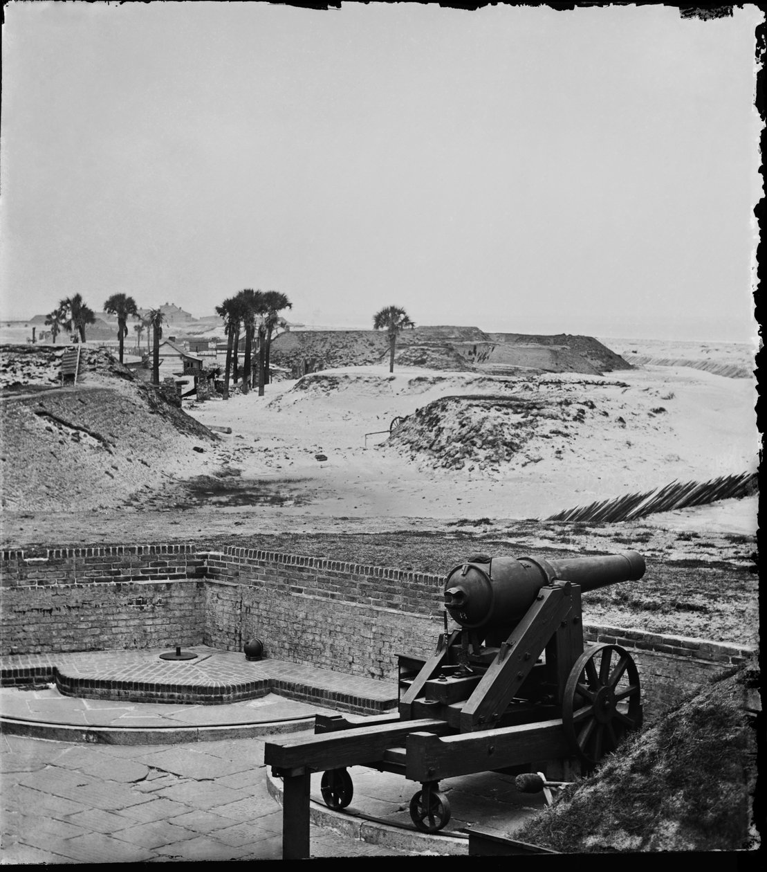 Udsigt mod øst fra det forladte Fort Moultrie, Charleston Harbor, South Carolina, april 1865 af American Photographer