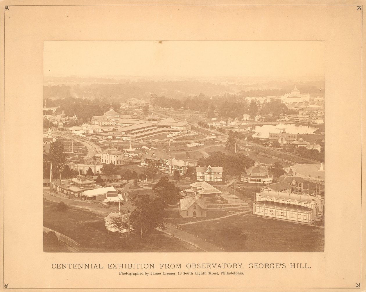 Udsigt over Centennial International Exhibition, fra Observatoriet, Georges Hill, Philadelphia, 1876 (sølvalbumin-tryk) af American Photographer