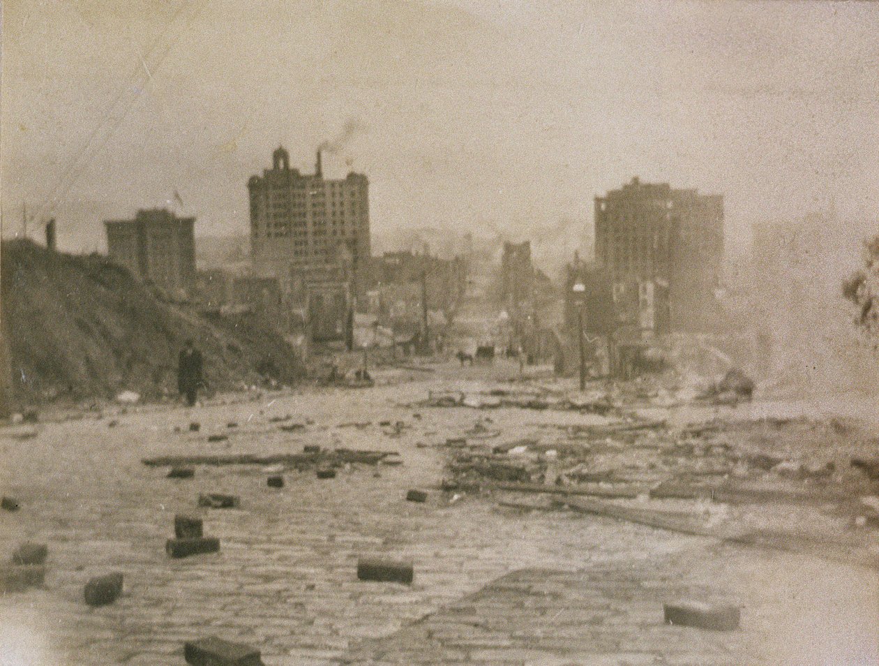 Udsigt over San Franciscos skyline med røg fra branden forårsaget af jordskælvet, 1906 af American Photographer