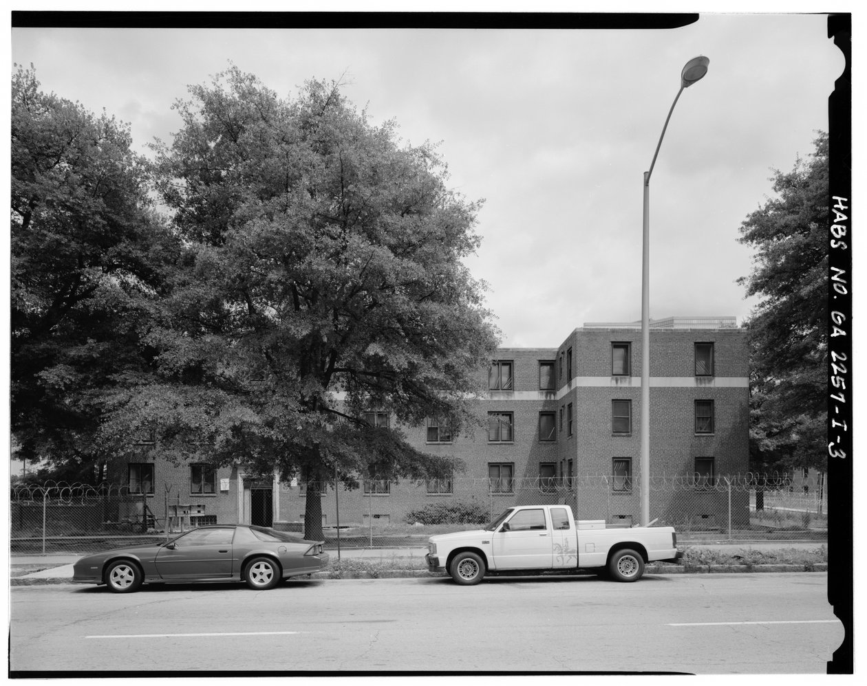 Vestsiden, 465 Techwood Drive og 125 Hunnicutt Street (til højre). - Techwood Homes, Building No. 6, 465 Techwood Drive & 119-125 Hunnicutt Street, Atlanta, Fulton County, GA (s/h-billede) af American Photographer