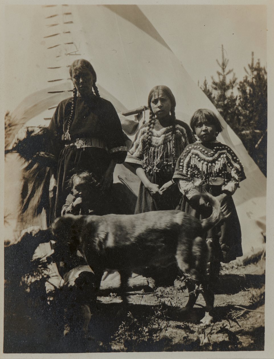 Kvinde, to piger og et barn med hund, ca. 1900. Gelatine-sølvfotografi af American Photographer