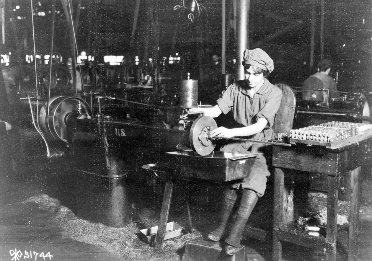 Kvinde med nøglesæde foran sigtebærer til riffel, Eddystone Rifle Plant, Eddystone, Pa., under Første Verdenskrig, 1914-18 af American Photographer