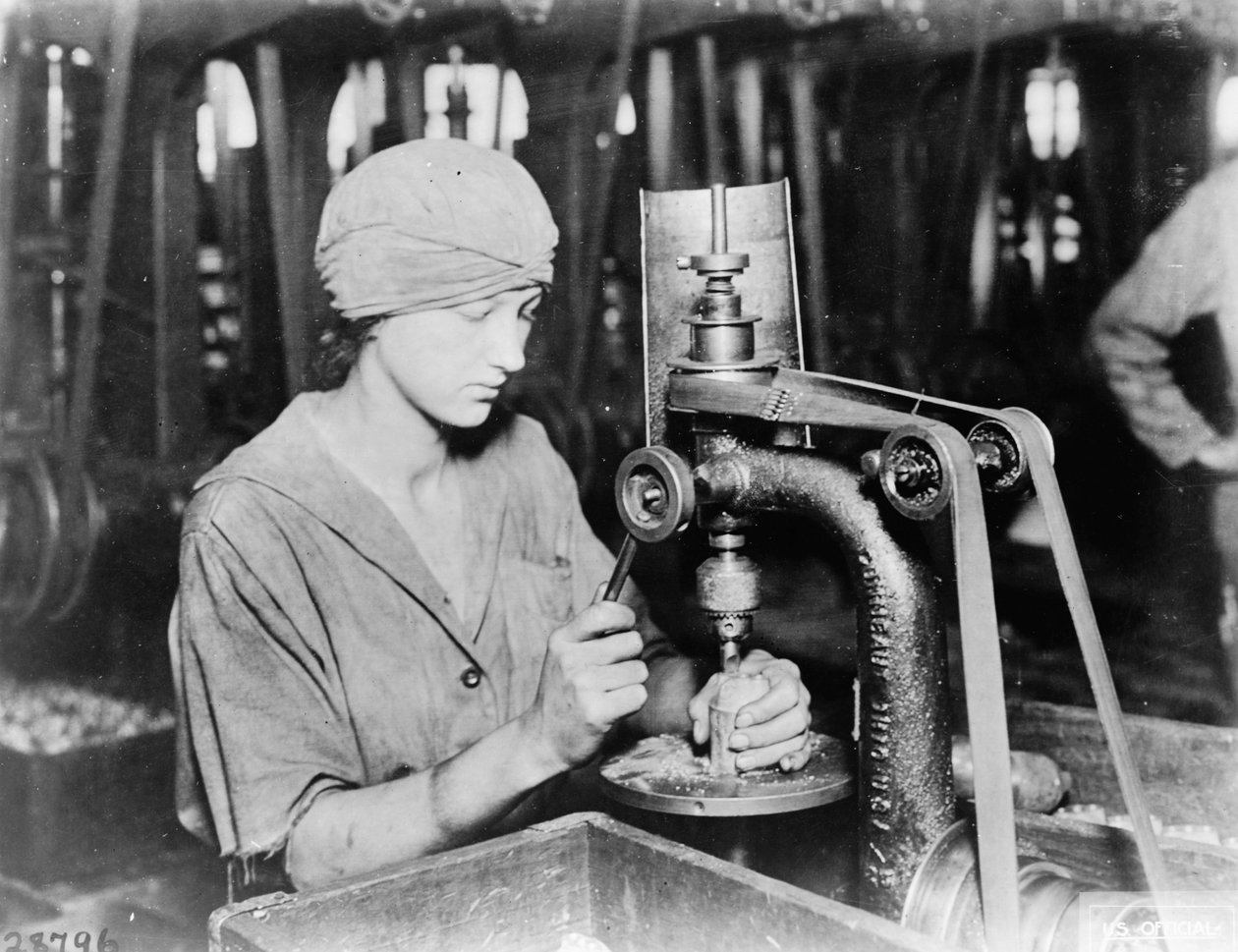 Kvinde, der forsænker hul i detonatorrøret og fylder hul i håndgranaten hos Westinghouse Electric & Mfg. Co., East Pittsburgh, Pa., under Første Verdenskrig, 1914-18 af American Photographer