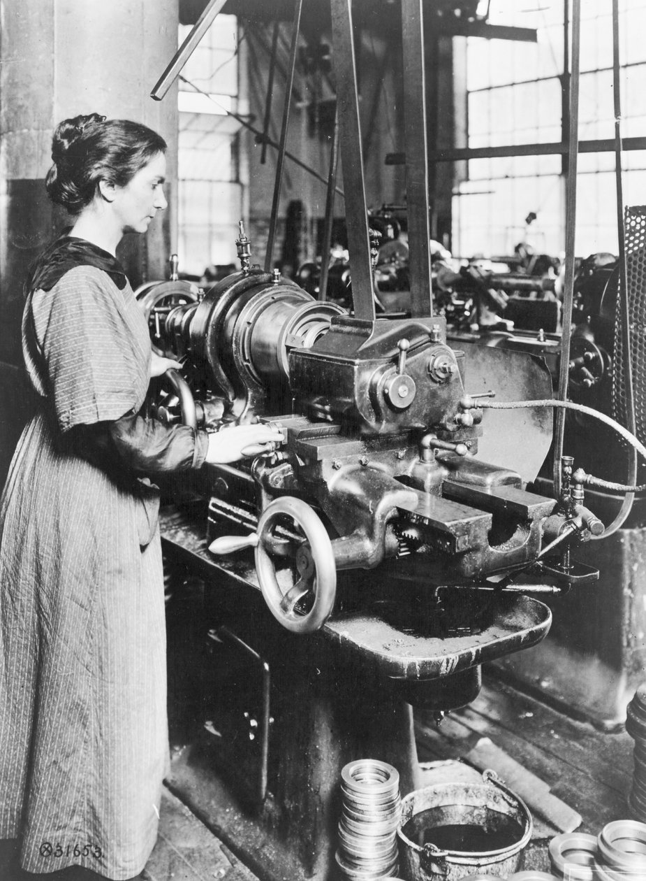 Kvinde, der arbejder ved indvendig gevindfræser, Norton Grinding Co., Worcester, Ma., under Første Verdenskrig, 1914-18 af American Photographer