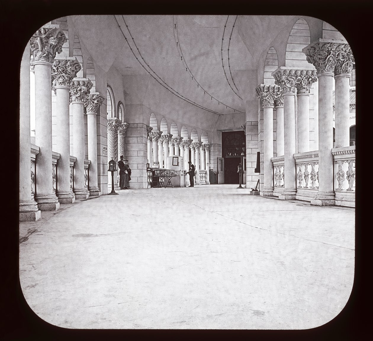 Verdens colombianske udstilling: Fisheries Colonade, Chicago, 1893 (lanternerutsjebane) af American Photographer