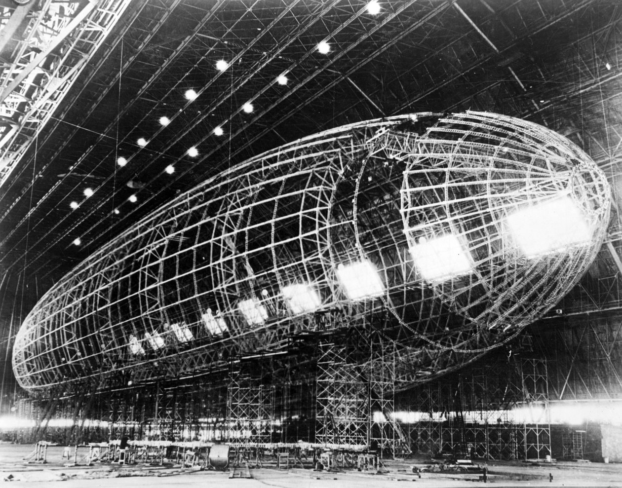 Worlds Largest Dirigible næsten færdiggjort, udgivet 1930