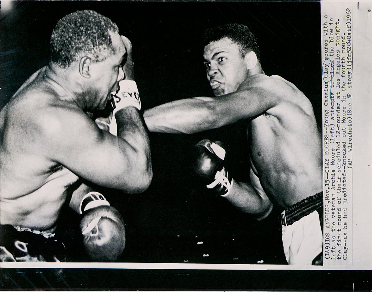 Unge Cassius Clay scorer med venstre mod veteranen Archie Moore i første runde af kampen i Los Angeles af American Photographer