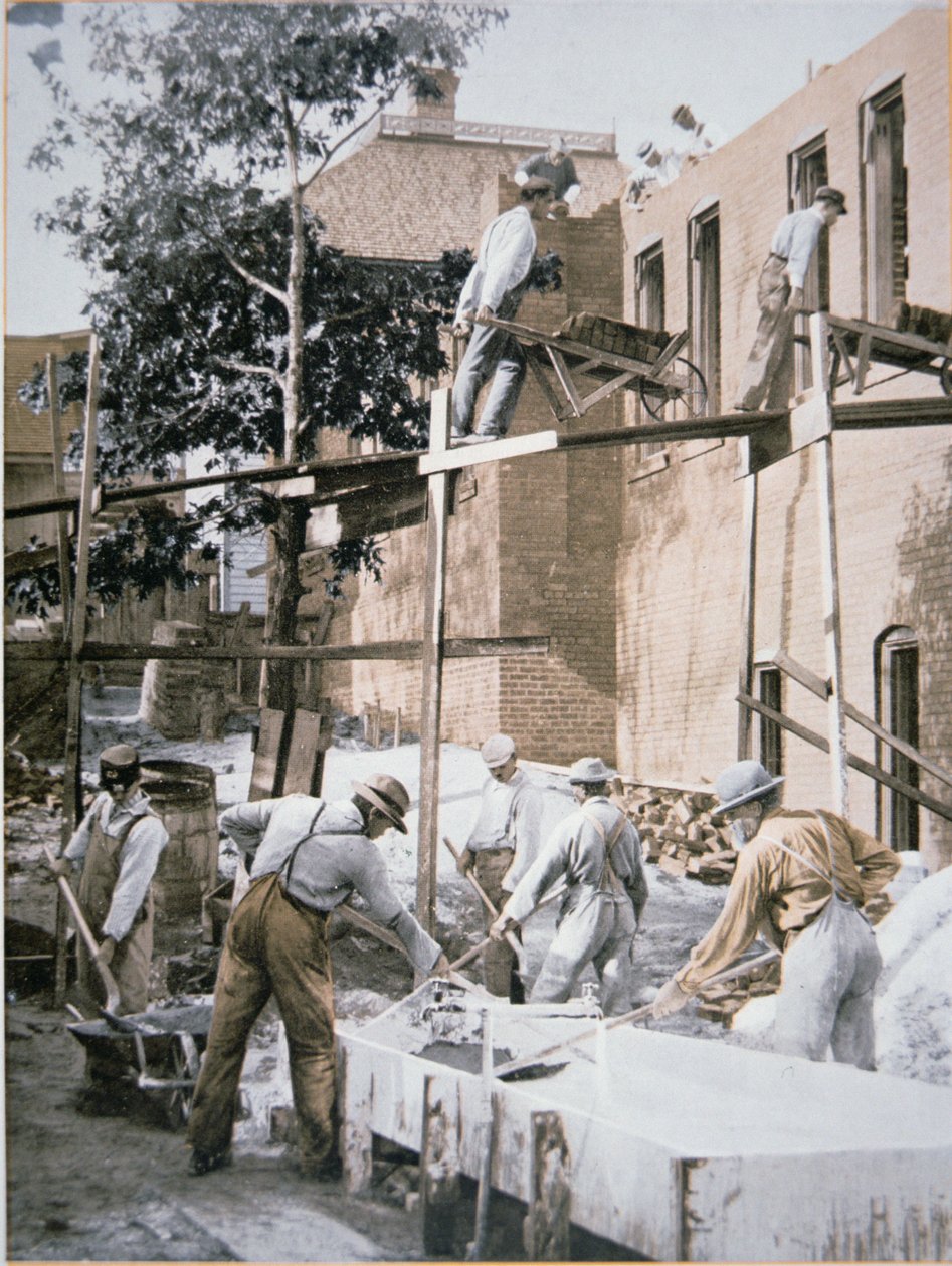 Afroamerikanere bygger en udvidelse til Negro Industrial Institute i Tuskegee, Alabama af American School