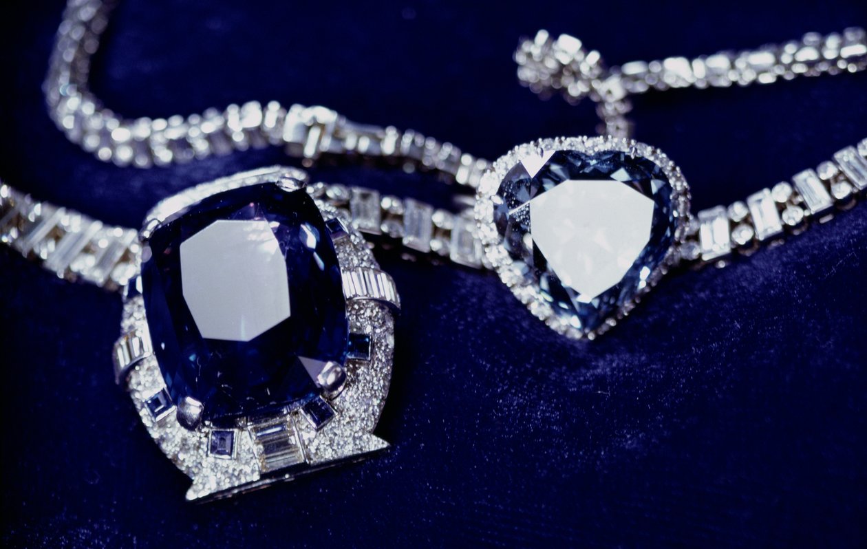 Bismarck halskæde og kejserinde Eugenies (1826-1920) ring (diamant, safir og platin) af American School
