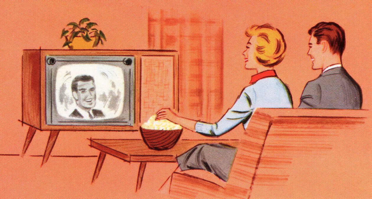 Et par ser på et retro-tv i deres hule af American School