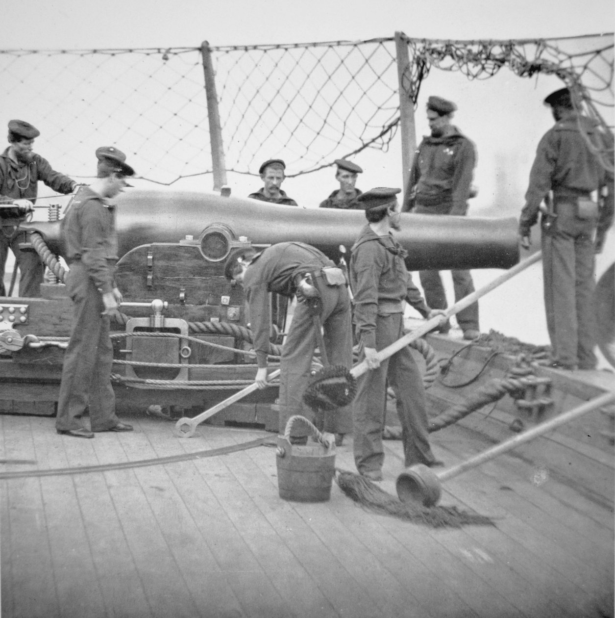 Federal Sailors Man en 9-tommer Dahlgren Gun (s/h fotografi) af American School
