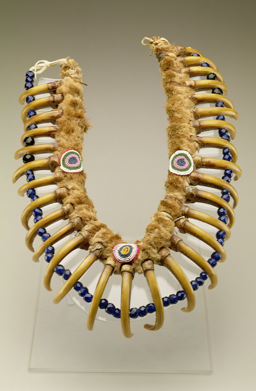 Grizzly Bear Claw Necklace, Iowa, indianer, ca. 1830 (odderskind, grizzly bearclaws, glasperler) af American School