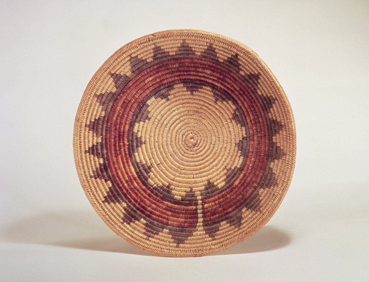 Hopi kurv (vævet fiber) af American School