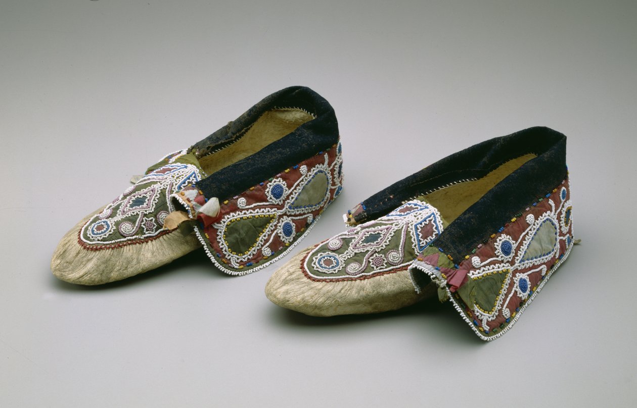 Moccasiner, Chippewa, ca. 1835 (bukkeskind, glasperler, bomuld, silkestof og bånd) af American School