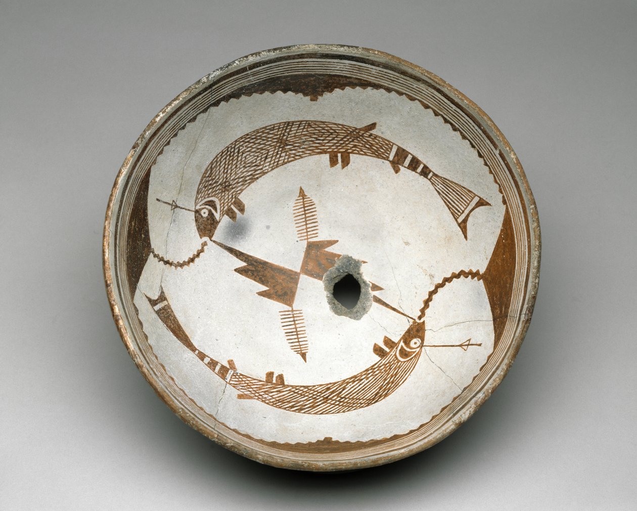 Mogollon skål med to krogede fisk, Style II, 1025-1150 (lertøj med bikrom slip-maleri) af American School