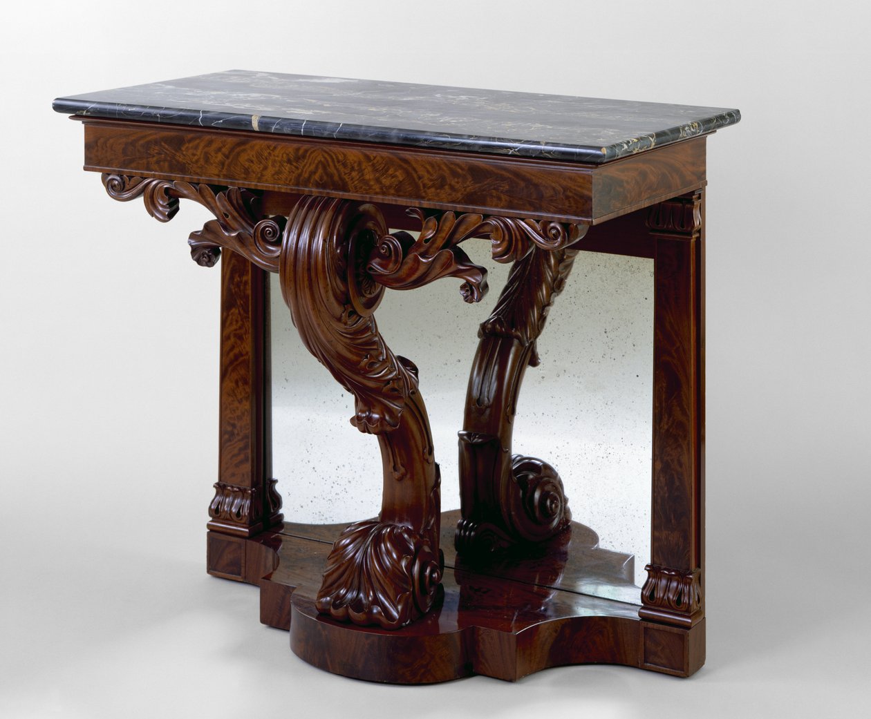 Molebord, ca. 1825-1830 (mahogni; kirsebær, tulipanpoppel, marmor, spejlglas) af American School