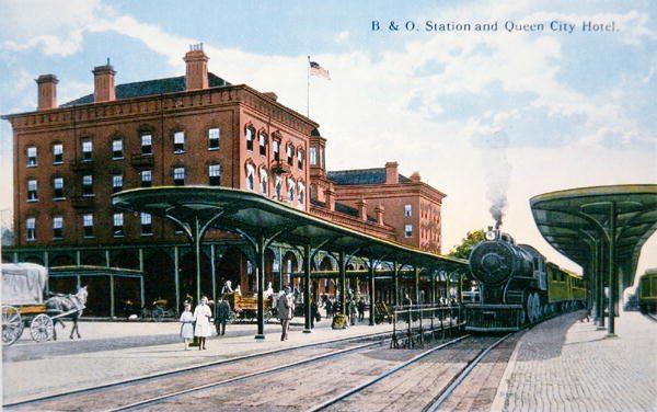 Postkort fra Baltimore og Ohio Railroad Station og Queen City Hotel, Cumberland, Maryland, ca. 1910 (farve litho) af American School
