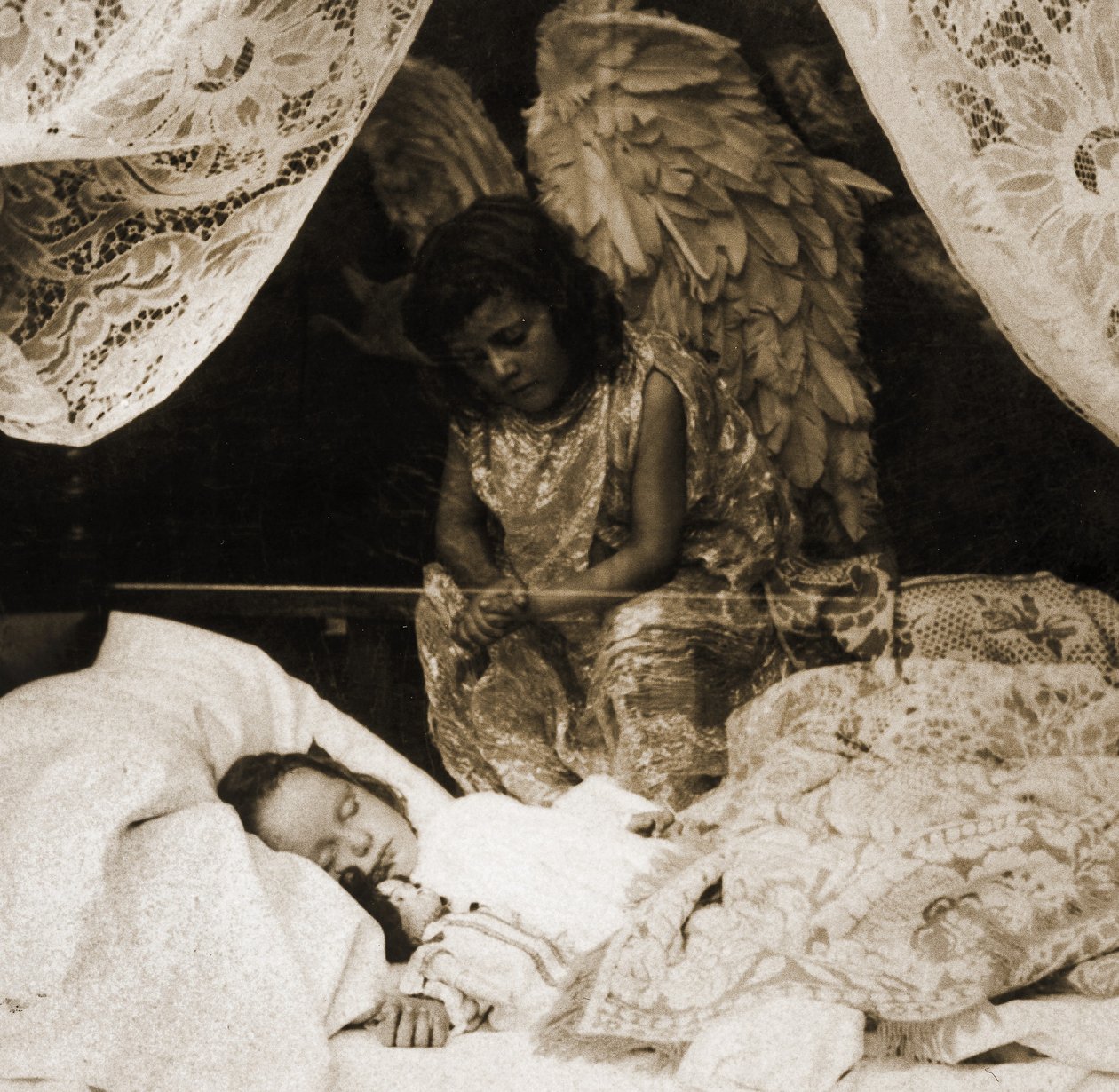 Sovende pige bliver overvåget af sin skytsengel, 1898 (stereograf) af American School