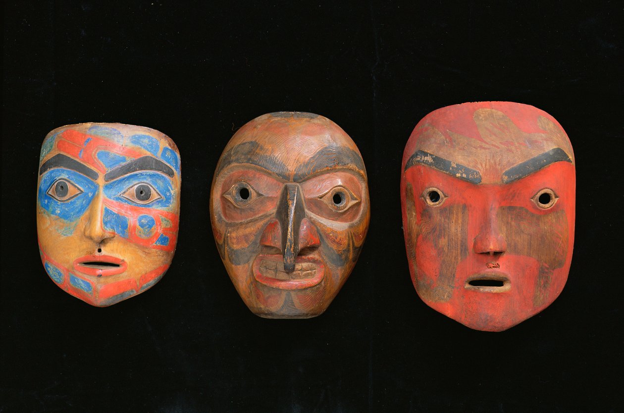 Tre shamanmasker (malet terracotta) af American School