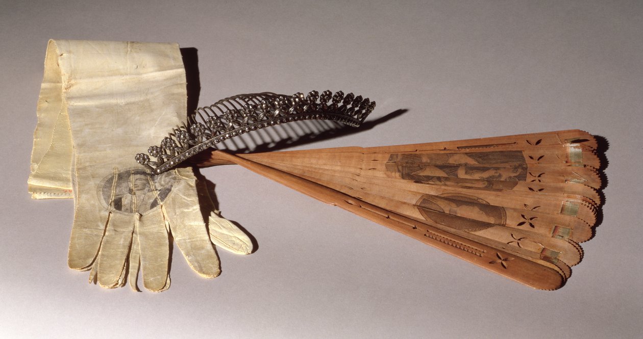 Tiara, handsker og vifte, alt sammen båret til et bal til ære for Lafayette (1757-1834) den 14. september 1824 af American School