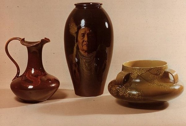 Vase med portræt af Chief Joseph af Nez Perce-stammen, signeret af W.P.Macdonald; æver med dragemotiv markeret med initialer af Albert R.Valentien; skål med japansk blomstermotiv (keramik) af American School