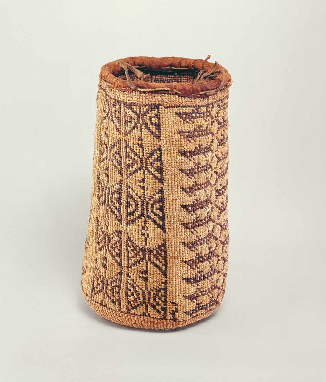 Wasco pungkurv, fra Northwest American Coast (vævet fiber) af American School