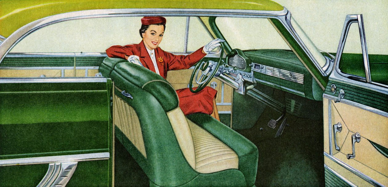 Kvinde sidder på førersædet i en coupé fra 1950