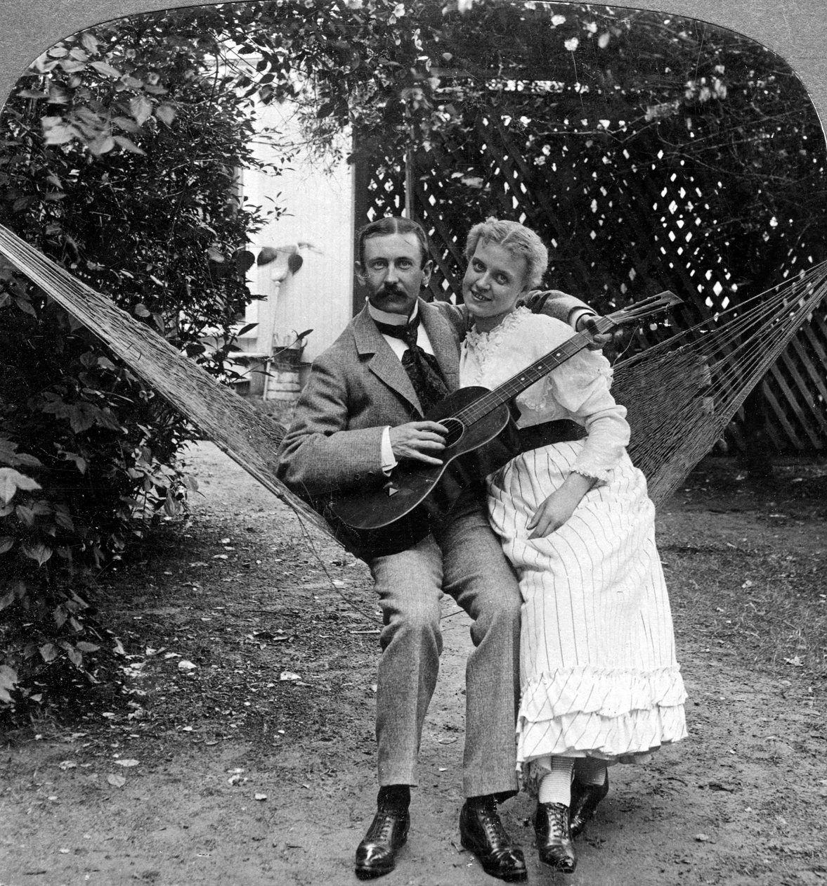 Det musikalske par i hængekøjen. af American Stereoscopic Company