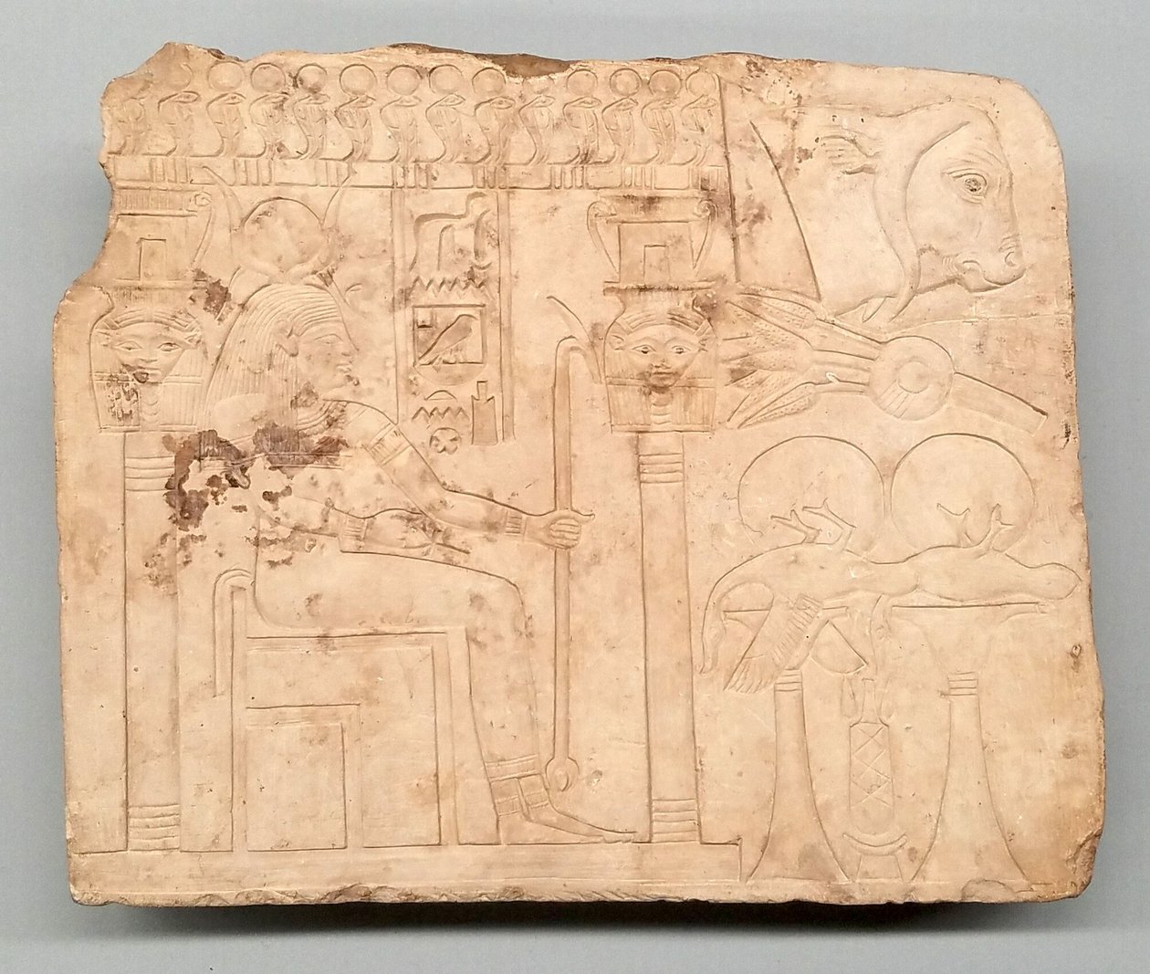 Kunstnerens prøvestykke: Hathor i helligdom, offergaver, oksehoved af Ancient Egyptian