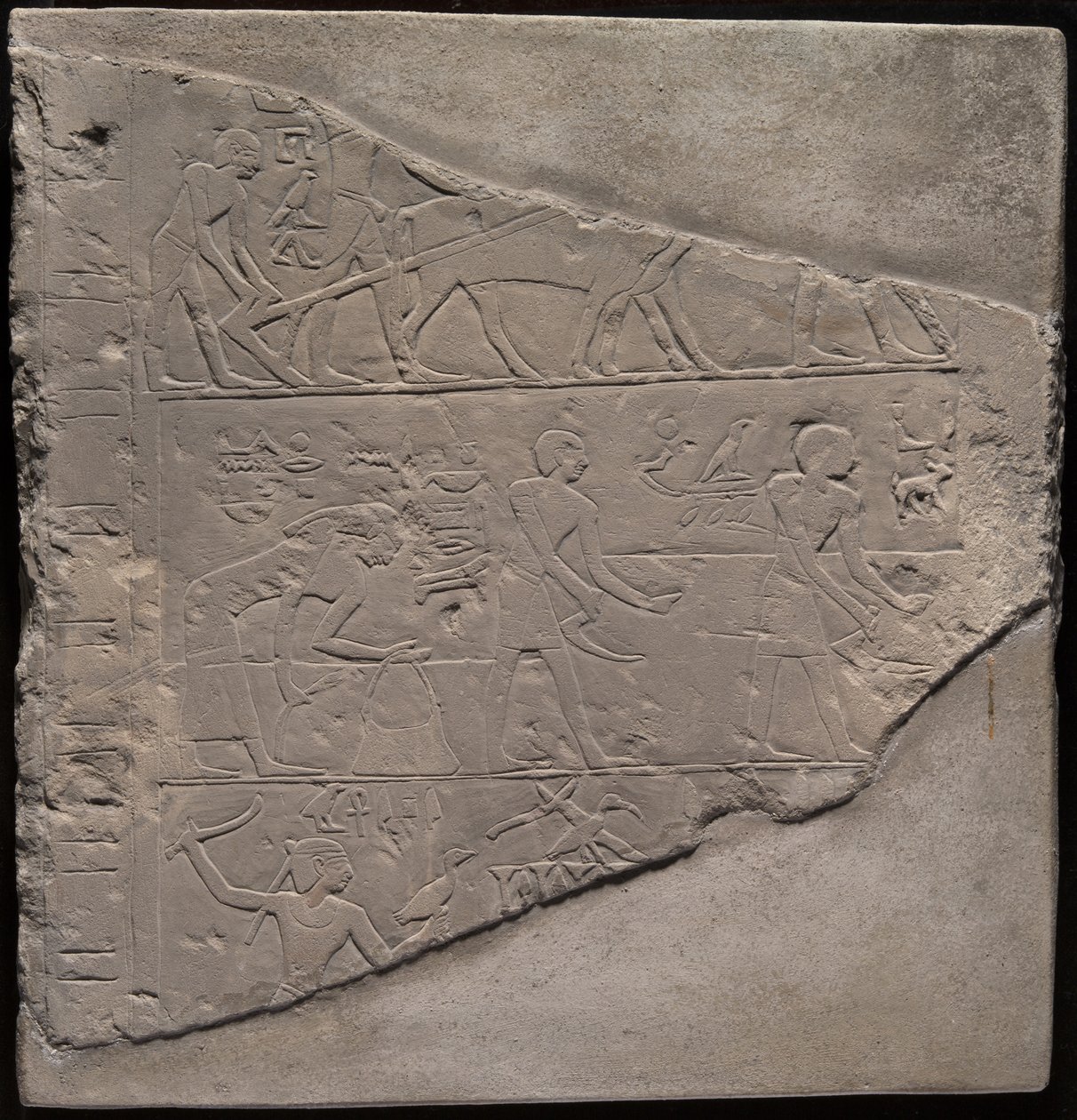 Fragment af en stele, der viser pløjning, høst og fåreavl af Ancient Egyptian
