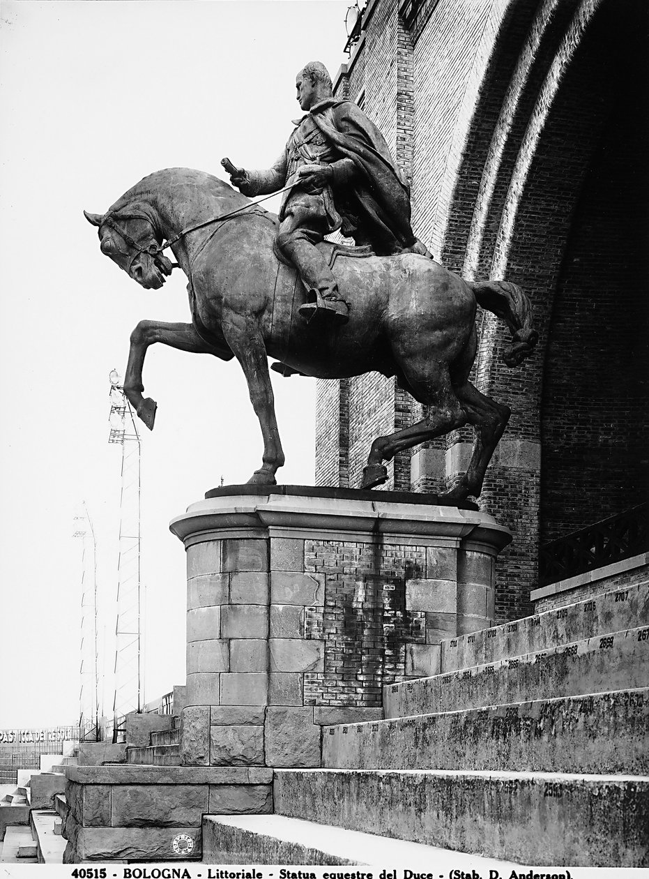 Ridestatue af Benito Mussolini; indtil fascismens fald stod denne statue i Littoriale (Stadio comunale) i Bologna (s/h foto) af Anderson Anderson