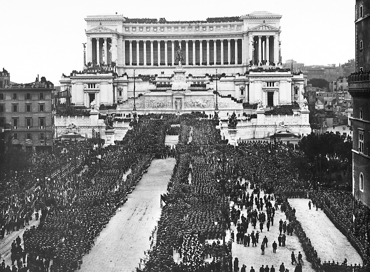 Fascistisk fejring til minde om den ukendte soldat ved Altare della Patria (fædrelandets alter) i Rom, 04/11/1922 (s/h foto) af Anderson Anderson