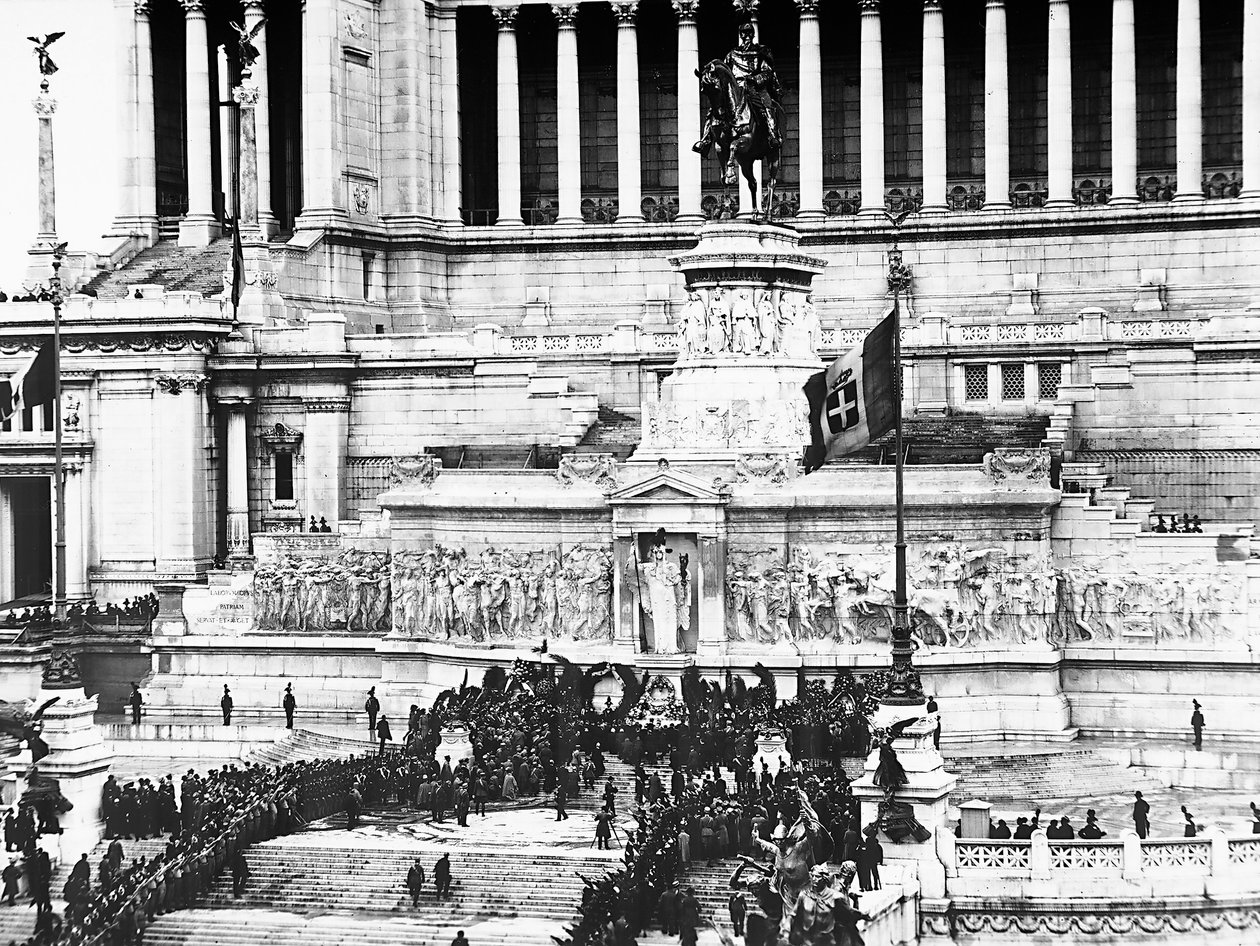 Fascistisk fejring til minde om den ukendte soldat ved Altare della Patria (fædrelandets alter) i Rom, 04/11/1922 (s/h foto) af Anderson Anderson