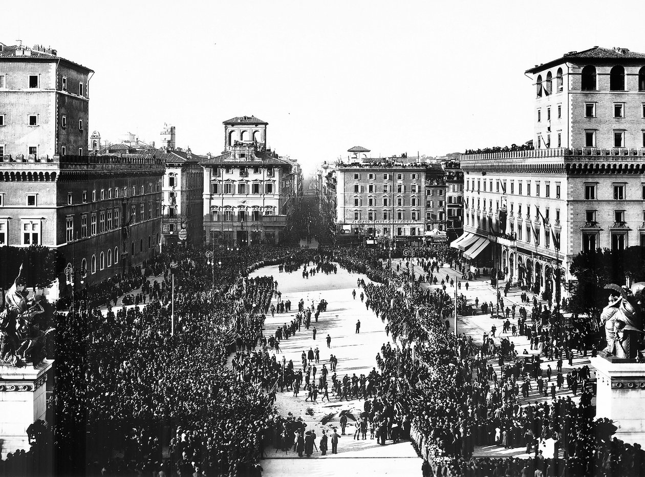 Piazza Venezia i Rom under den fascistiske fejring til minde om den ukendte soldat ved Altare della Patria (fædrelandets alter), 04/11/1922 (s/h foto) af Anderson Anderson