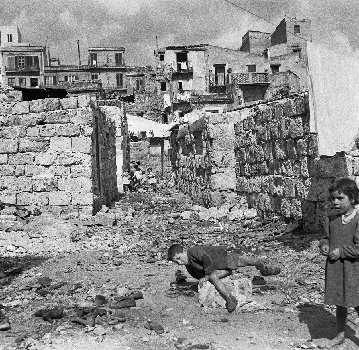 PALERMO glimt af en fattig bydel, hvor gaderne stadig var dækket af murbrokker, et levn fra bombardementet i 1943 af Ando Gilardi