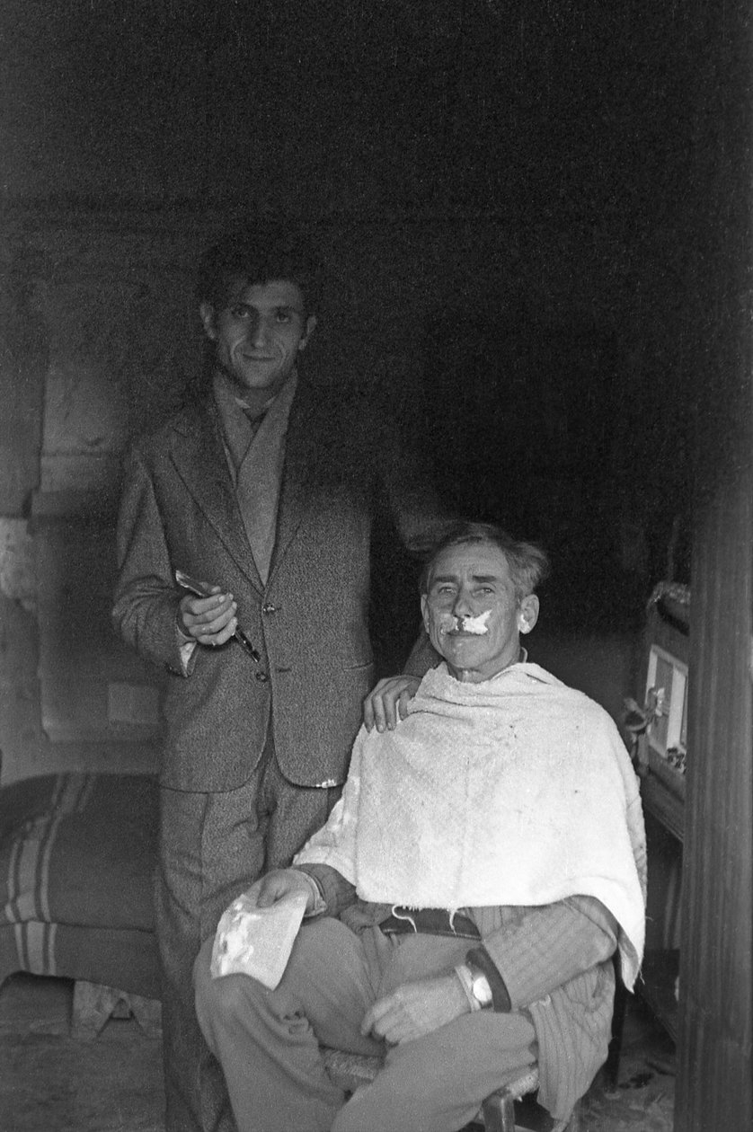 THE SHANGHAI NEIGHBORHOOD BARBER, Crotone af Ando Gilardi