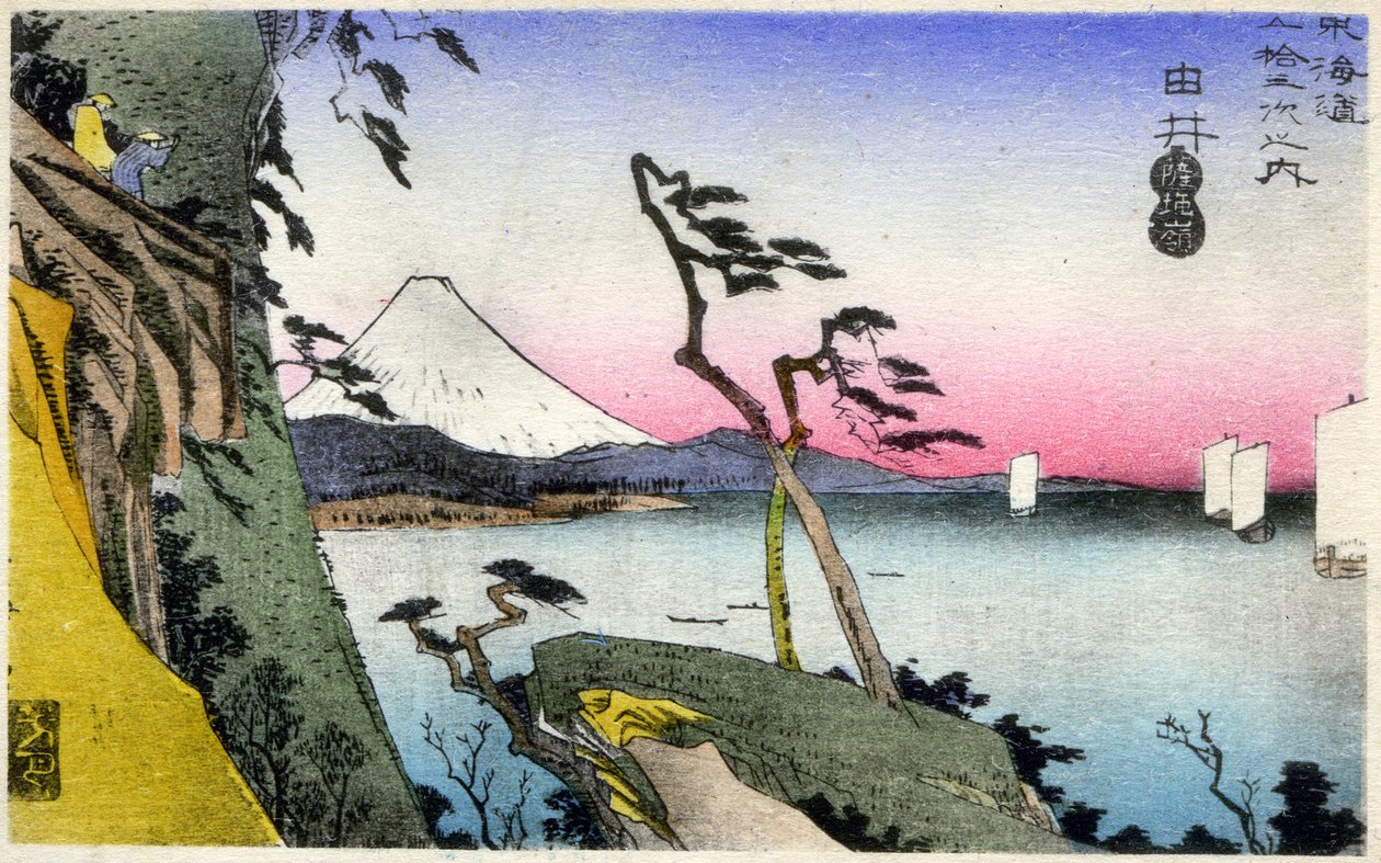 Geografi. Japan. Yui, udsigt over Fuji, snedækket, fra Satta-toge, med udsigt over Saruga Bay. (17. station). Træsnit af Hiroshige i: Treoghalvtreds stationer på Tokaido (1833-1834). Postkort, Japan, ca. 1900 (postkort) af Ando or Utagawa (after) Hiroshige