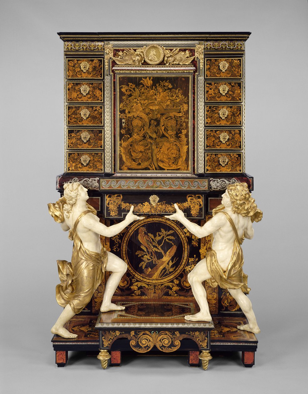 Skab på stativ med medaljoner efter Jean Varin, ca. 1675-80 (egefineret med tin, messing, skildpaddeskal, horn, ibenholt, elfenben og intarsia af træ) af Andre Charles Boulle