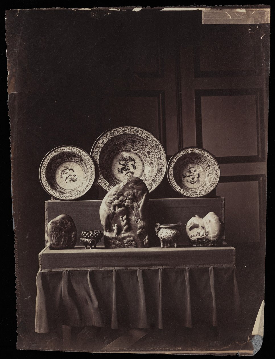 Udstilling i kejserinde Eugenies kinesiske museum i Fontainebleau, ca. 1861 (albumin print) af Andre Adolphe Eugene Disderi