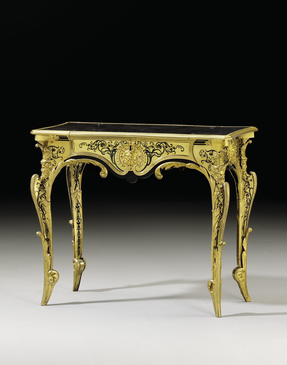 Louis XIV bureau plat, ca. 1700 (ormolu, skildpaddeskal, ibenholt, messing & blåplettet horn) af Andre Charles (attr. to) Boulle
