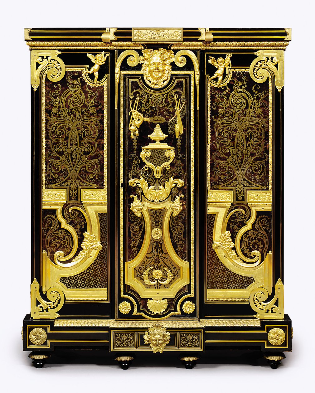 En Louis XIV ormolu-monteret lille garderobe, 1700-10 af Andre Charles Boulle