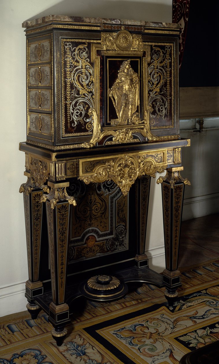 Art France: Kabinet pryder figuren af kong Ludvig XIV (1638-1715) i Hercules Gaulois. Møbler af Andre Boulle (1642-1733) omkring 1700. Højde: 1,87m. Paris, Musée du Louvre af Andre Charles Boulle