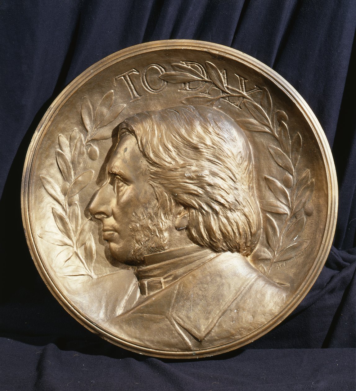 Medaljonportræt af John Ruskin (gips) af Andrea Carlo Lucchesi
